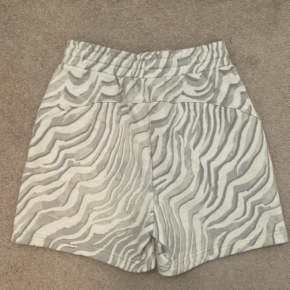 Sweaty Betty Essential Shorts - Light Grey Zebra Print - Picture 5 of 7